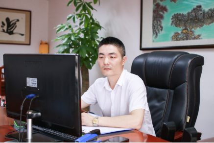 “老板，好樣的，我們永遠(yuǎn)向您看齊！” ——讀益陽日?qǐng)?bào)《諶暢明 把公司做強(qiáng)，把公益做好》有感